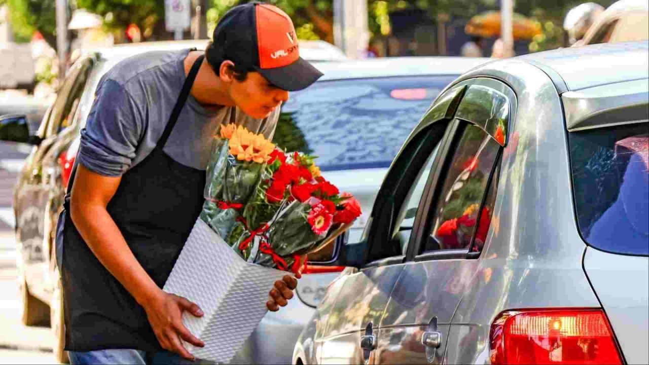 Vendedores de flores em Campo Grande (Arquivo, Midiamax) — Foto: Vendedores de f