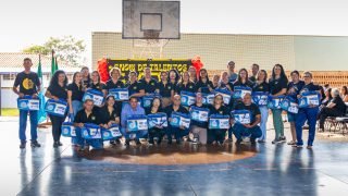 navirai-celebra-20-anos-da-escola-jose-martins-flores-com-entrega-de-kits-para-professoresjpg