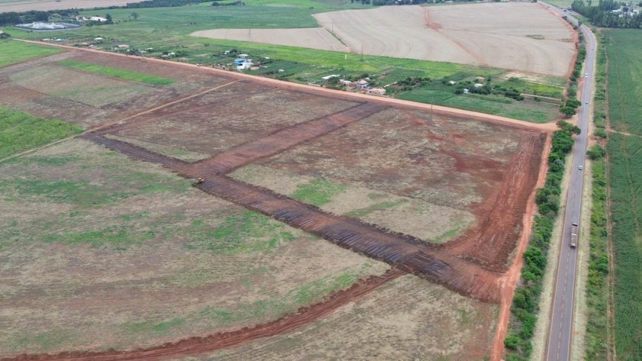 Vista aérea da MS-141, no prolongamento da Avenida Amélia Fukuda, ao lado do Dis