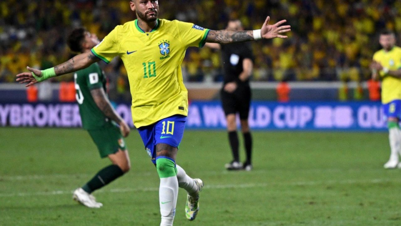Neymar fez dois para o Brasil no último jogo contra a Escócia — Foto: Neymar fez