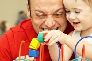 o-pai-que-cuida-do-bebe-nao-ajuda-apenas-exerce-paternidade