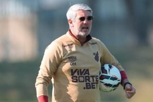 odair-hellmann-estava-pressionado-no-athletico-foto-duda-matoso-athletico-750x469-1