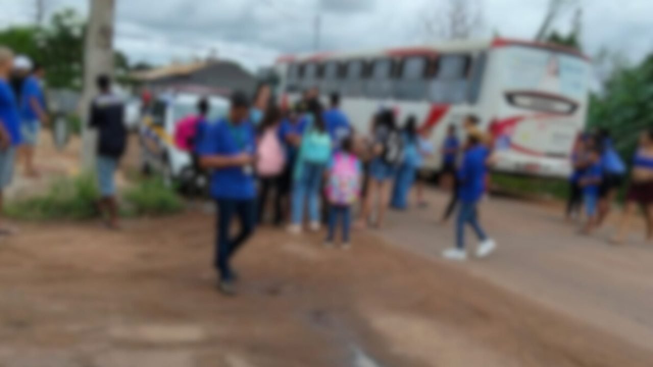 Foto: Ônibus parou antes de terminar o trajeto - Foto: Fala Povo