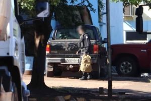 Agentes apreenderam documentos na Sisep durante operação — Foto: Agentes apreend