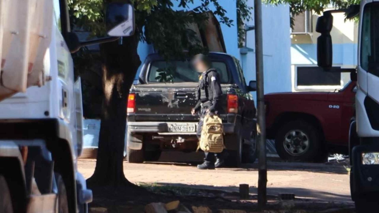 Agentes apreenderam documentos na Sisep durante operação — Foto: Agentes apreend