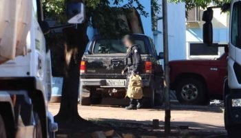 Agente do Gaeco recolhe malote com documentos na Sisep. — Foto: Agente do Gaeco