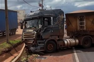 Foto: Uma das carretas colidiu no guard-rail. (Reprodução, Edfly Drone)