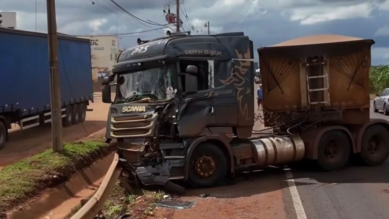 Foto: Uma das carretas colidiu no guard-rail. (Reprodução, Edfly Drone)