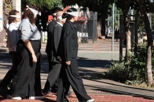 Com os olhos vendados, alunos realizaram a dinâmica no Centro da cidade — Foto: