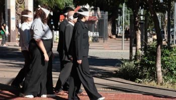 Com os olhos vendados, alunos realizaram a dinâmica no Centro da cidade — Foto: