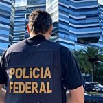 Agente aparece em frente à sede da PF em Brasília — Foto: Agente aparece em fren