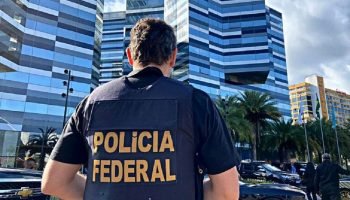 Agente aparece em frente à sede da PF em Brasília — Foto: Agente aparece em fren