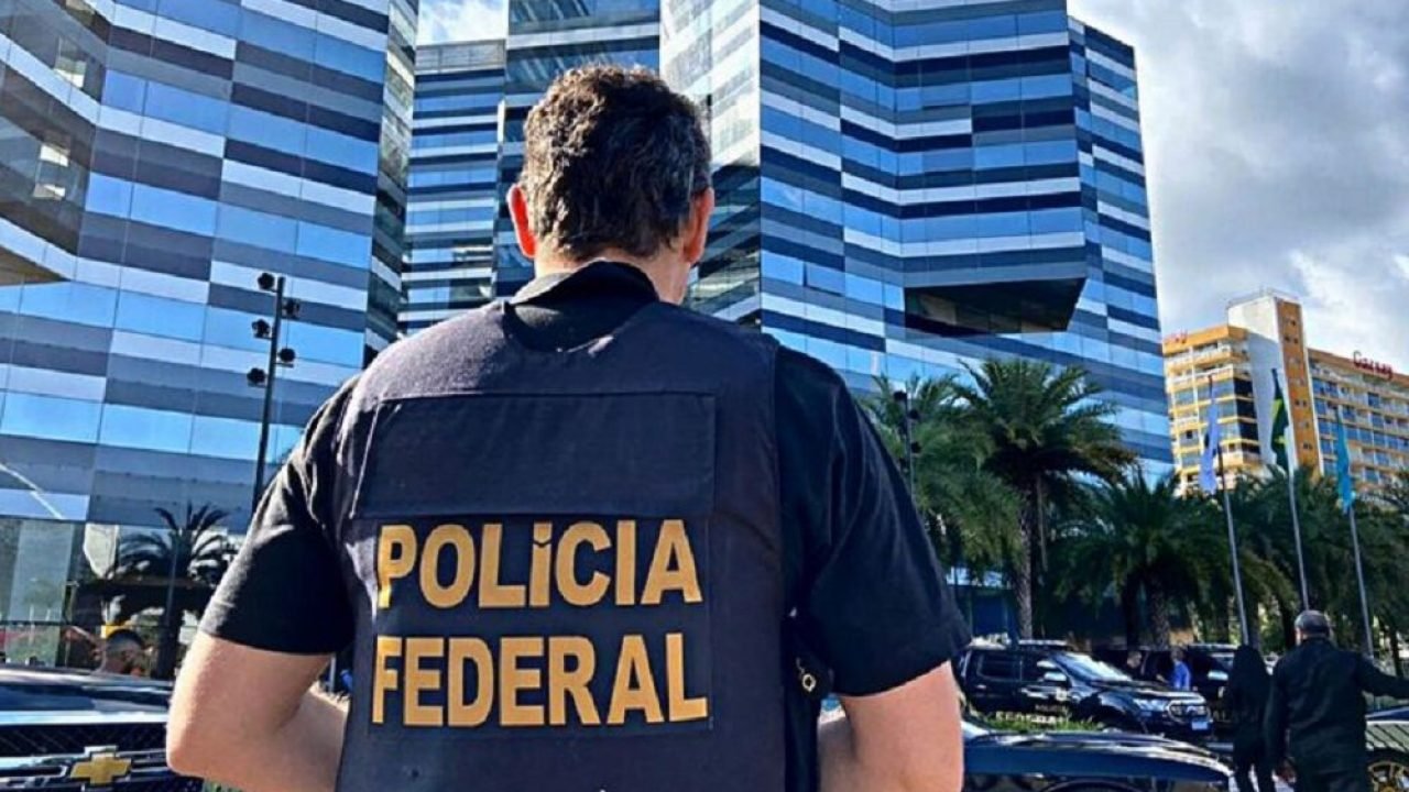 Agente aparece em frente à sede da PF em Brasília — Foto: Agente aparece em fren
