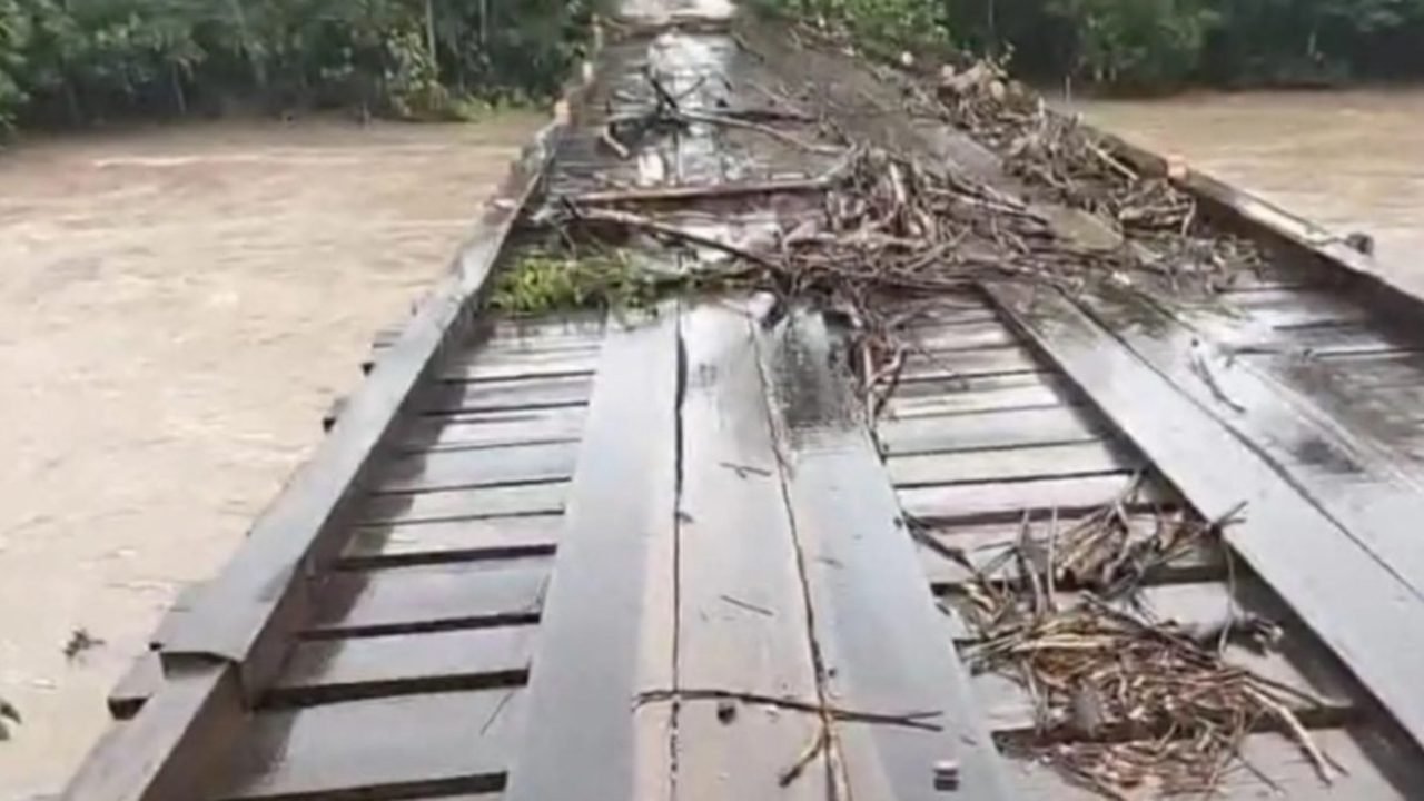 Ponte interditada sobre o Rio Negro. (Foto: Fala Povo Midiamax)