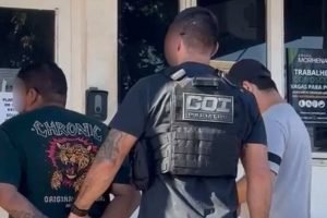 Dono de barbearia foi preso pelo GOI e levado para a delegacia. — Foto: Dono de