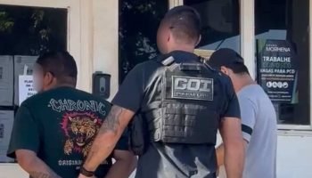 Dono de barbearia foi preso pelo GOI e levado para a delegacia. — Foto: Dono de