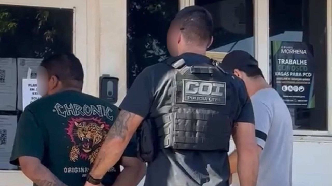 Dono de barbearia foi preso pelo GOI e levado para a delegacia. — Foto: Dono de