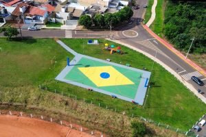 Quadra esportiva de basquete nas proximidades do Parque Natural Municipal do Cór
