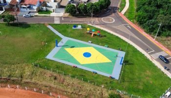 Quadra esportiva de basquete nas proximidades do Parque Natural Municipal do Cór