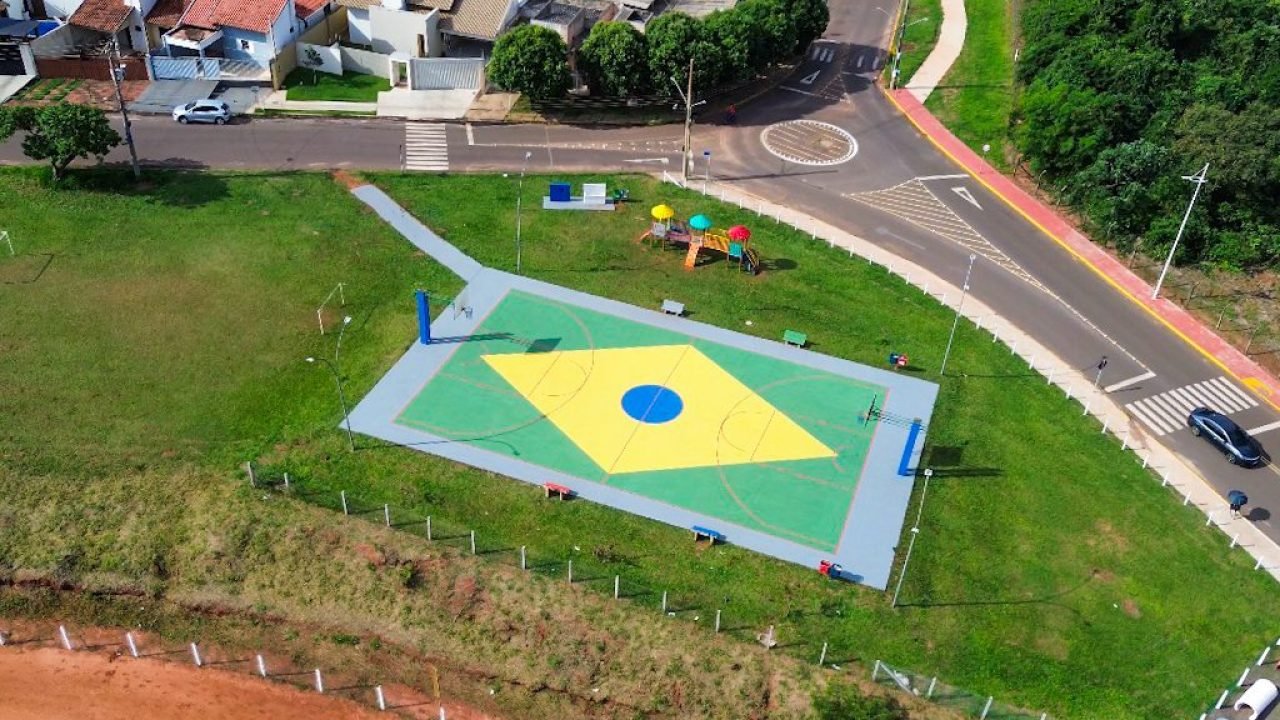 Quadra esportiva de basquete nas proximidades do Parque Natural Municipal do Cór