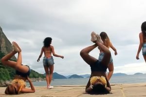 Trecho do clipe original de "Quadradinho de Oito", maior sucesso do Bonde das Ma