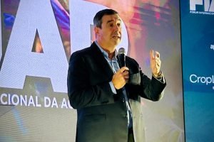 Governador Eduardo Riedel (PP) durante evento na Famasul. — Foto: Governador Edu