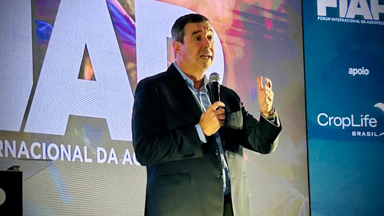 Governador Eduardo Riedel (PP) durante evento na Famasul. — Foto: Governador Edu