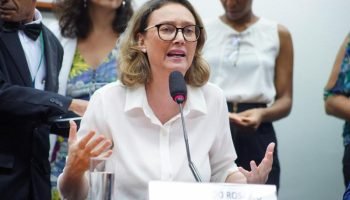 Foto: Segundo a deputada, Michelle deveria fazer um Boletim de Ocorrência (BO) p