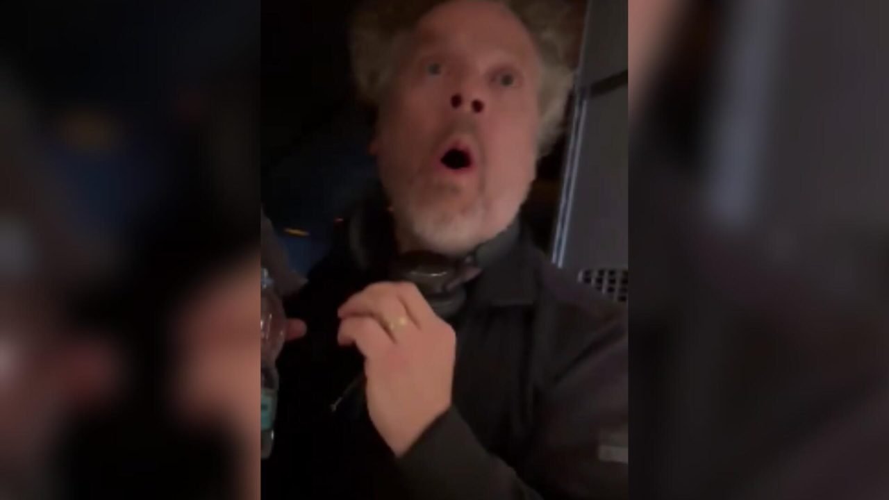 O homem imitou um macaco para o funcionário ao proferir injúrias raciais. — Foto