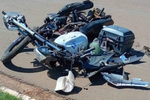 Foto: Moto da vítima ficou destruída (Chapadense News)