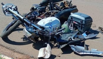 Foto: Moto da vítima ficou destruída (Chapadense News)