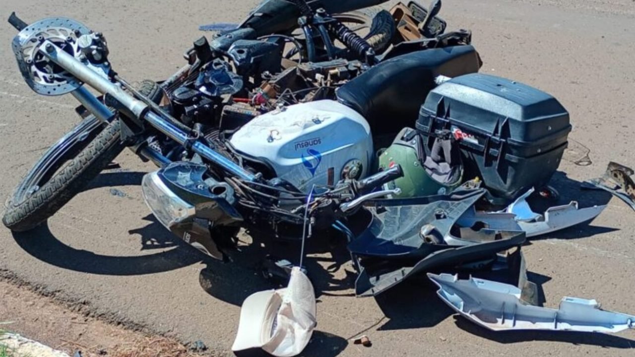 Foto: Moto da vítima ficou destruída (Chapadense News)
