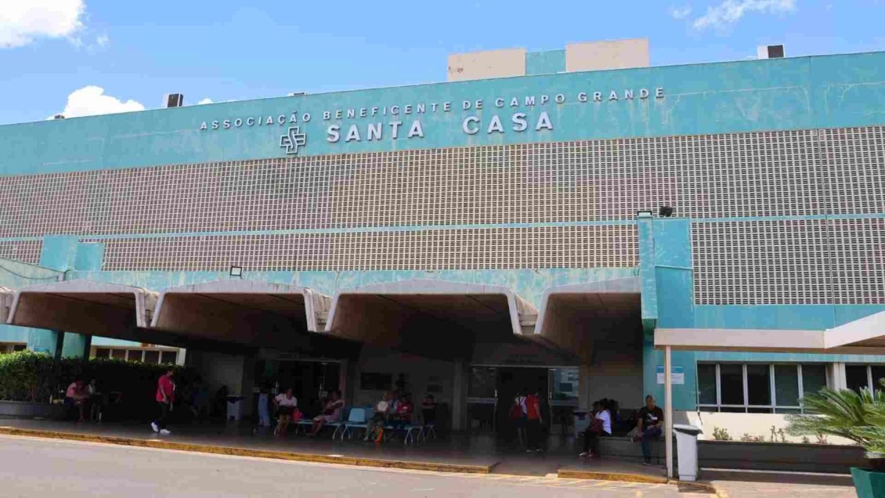 Foto: Vítima foi socorrida para a Santa Casa de Campo Grande. (Foto: Pietra Dorn