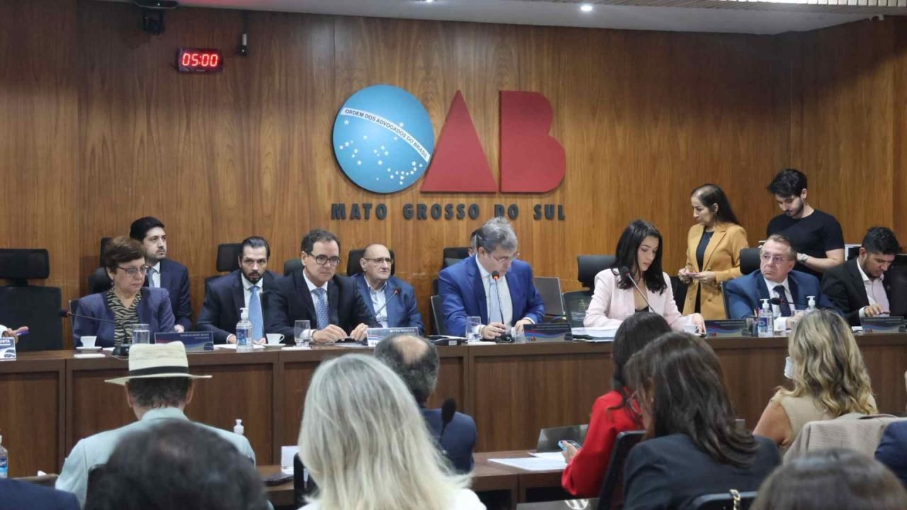 Sessão está sendo realizada no plenário da OAB-MS. — Foto: Sessão está sendo rea