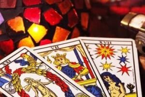sonhar-que-esta-jogando-cartas-do-tarot-840x400-1