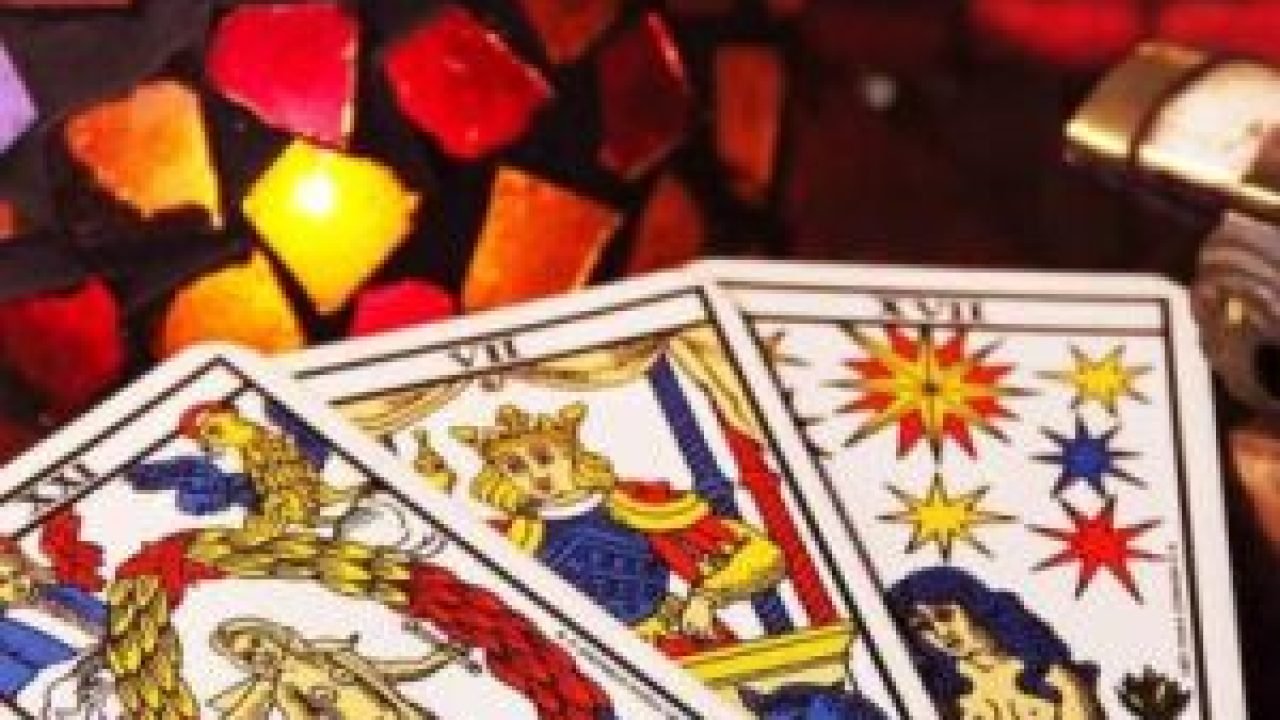 sonhar-que-esta-jogando-cartas-do-tarot-840x400-1