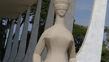 Escultura localizada em frente ao STF (Supremo Tribunal Federal). — Foto: Escult