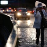 São Paulo (SP), 14/03/2023 - Pessoas se protegem da chuva no Viaduto Pompéia, em