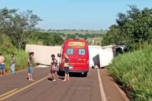 Carreta ficou atravessada na pista. — Foto: Carreta ficou atravessada na pista.