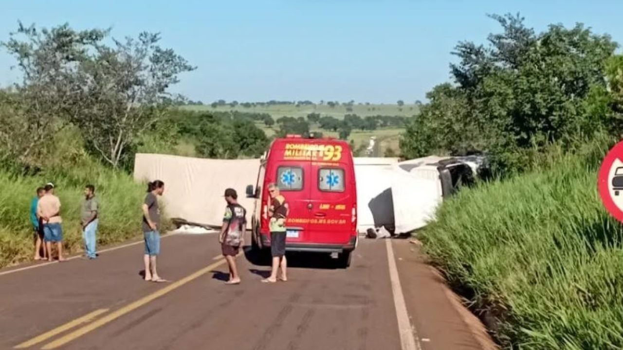 Carreta ficou atravessada na pista. — Foto: Carreta ficou atravessada na pista.
