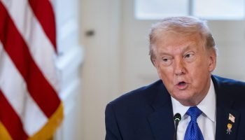 Trump impõe tarifa de 25% sobre países que fazem negócios com o Irã