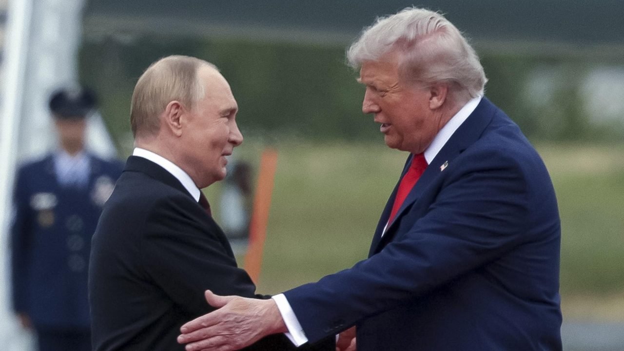 Trump afirma ter tido conversa produtiva com Putin
