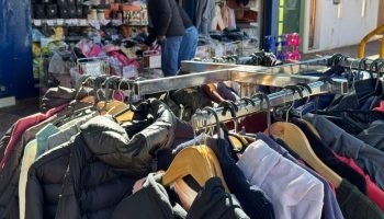 Comércio se apoia em venda de roupas infantis neste período de frio — Foto: Comé