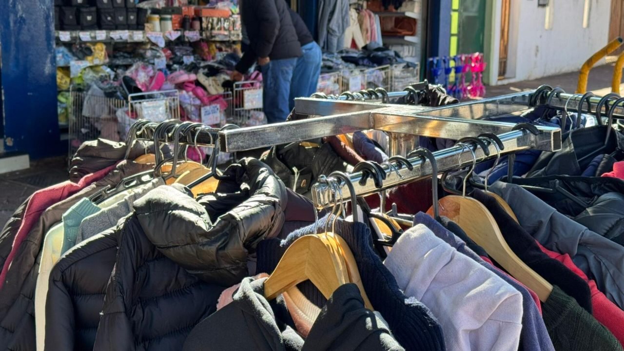 Comércio se apoia em venda de roupas infantis neste período de frio — Foto: Comé