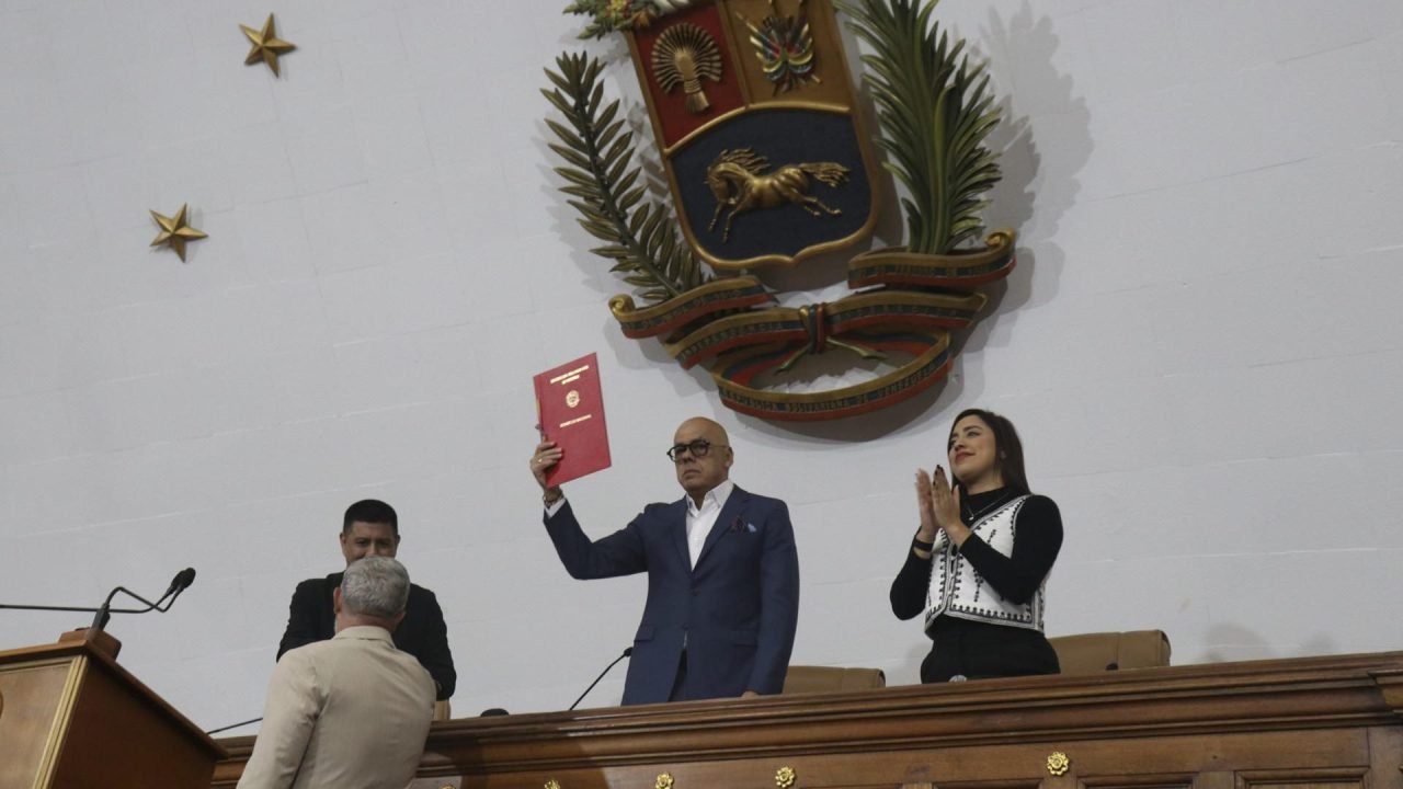Venezuela aprova lei que prevê prisão para quem apoiar bloqueio dos EUA