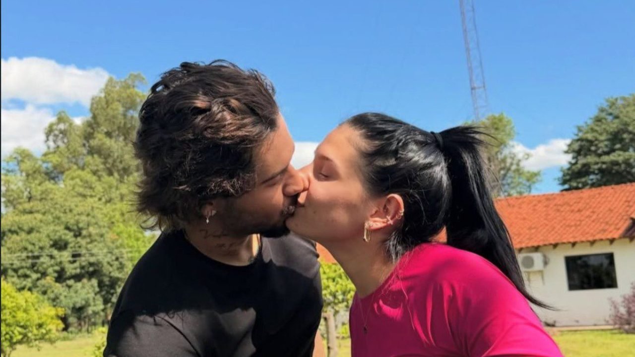 Ana Castela exibe beijo apaixonado em Zé Felipe